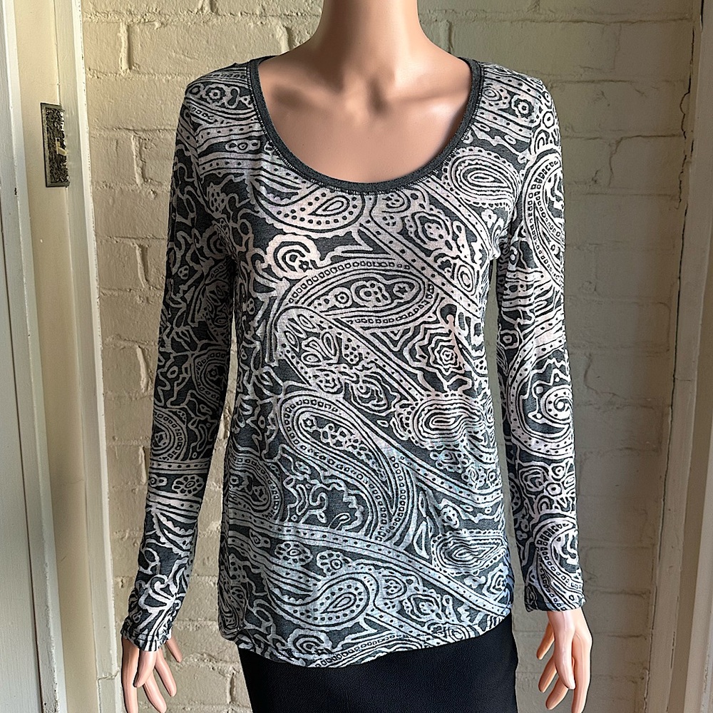 Aeropostale size XL gray paisley pattern cute long sleeve top tee blouse
